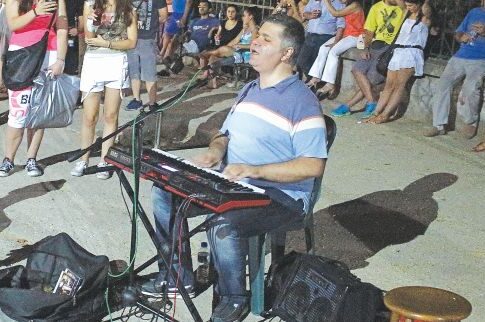Πήγαν να συλλάβουν τον τυφλό τραγουδιστή του «The Voice 2»