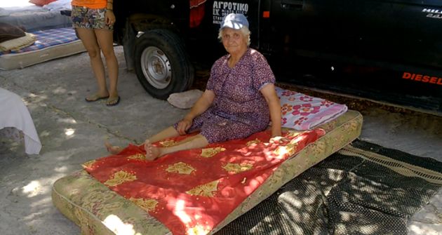 Ηλικιωμένη γυναίκα στον δρόμο λόγω κρατικής αναλγησίας ΦΩΤΟ: LESVOSNEWS.GR