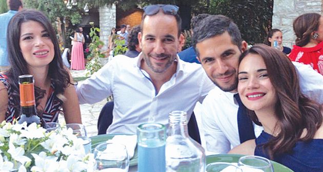 Στιγμιότυπο από το γαμήλιο τραπέζι