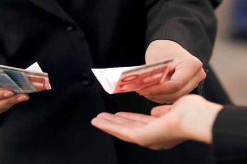 Με... χαρτζιλίκι από γονείς και συγγενείς τη βγάζουν οι νέοι!