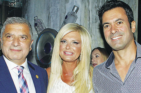 Από δω ο άντρας μου κι από κει ο... συνοδός μου!
