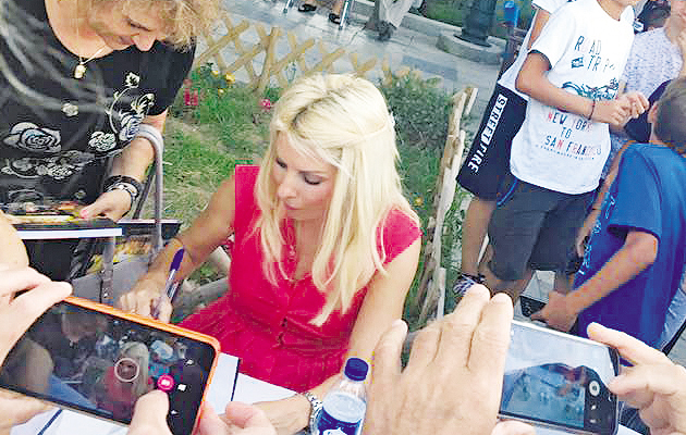 ΘΑΥΜΑΣΤΡΙΕΣ • Η Ελένη υπογράφει αυτόγραφα και κάποιοι φαν της τη βγάζουν φωτογραφίες