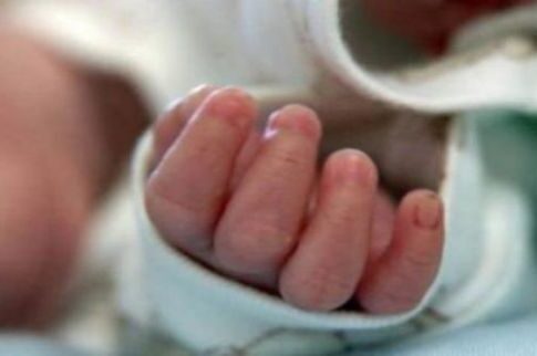 Υιοθετήθηκε το αγγελούδι που είχαν εγκαταλείψει σε χαρτόκουτο στη Ρόδο