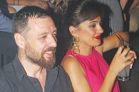 Στα μπουζούκια με την κοιλιά τούρλα