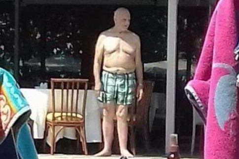 Ο Ακης Τσοχατζόπουλος χωρίς... φλαμίνγκο σε πισίνα των Β. Π.