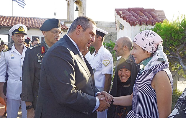 ΜΕ ΤΟΝ ΥΠΟΥΡΓΟ • Η Βασιλική Πλεξίδα με τον Πάνο Καμμένο