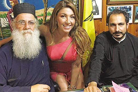 Η καυτή Ελενα Παπαρίζου «κόλασε και τους παπάδες»