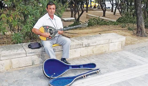 Το μεροκάματο μετά μουσικής από έναν οικονομικό μετανάστη