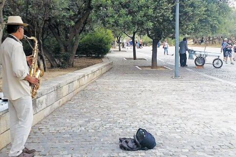 Η μελωδία της... ανεργίας στα σοκάκια της Αθήνας