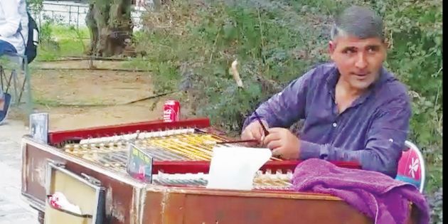 Το σαντούρι που «ταξιδεύει» τους περαστικούς