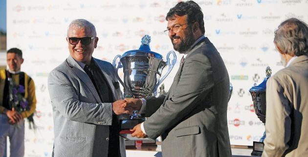 Ο Δημήτρης Μελισσανίδης, ιδιοκτήτης του «κιτρινόμαυρου» ίππου, παραλαμβάνει το κύπελλο από τον υφυπουργό Αθλητισμού Γιώργο Βασιλειάδη