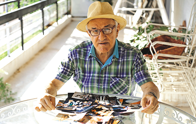 ΑΡΧΕΙΟ • Ο Μάκης Κωστίνης επιλέγει υλικό για το βιβλίο που ετοιμάζει (Φωτό: Δημήτρης Γκολφομήτσος)