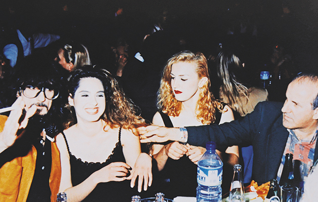 ΠΑΡΕΑ • Ενα από τα πρώτα ραντεβού του με την τρίτη σύζυγό του Χριστίνα Φιτσάκη. Μαζί τους, μία φίλη τους και ο Μάκης Κωστίνης