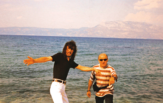 ΚΛΙΚ • Ο Στάθης Ψάλτης και ο Μάκης Κωστίνης με φόντο τη θάλασσα στο Περιγιάλι, όπου είχε εξοχικό ο αξέχαστος ηθοποιός