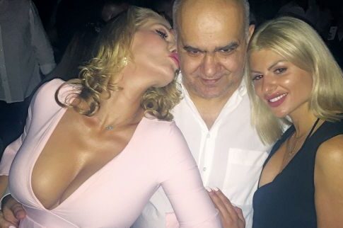Suprize party από φίλους σε κέντρο της παραλιακής