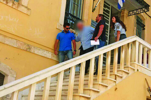 Υποβασταζόμενος στον εισαγγελέα ο 85χρονος που πέρασε τον γιο του για κλέφτη και τον σκότωσε