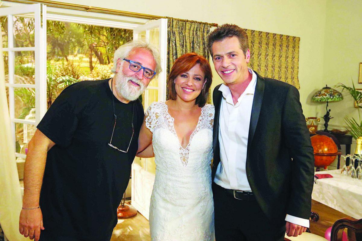 Το ζευγάρι των πρωταγωνιστών με τον σκηνοθέτη Βασίλη Θωμόπουλο