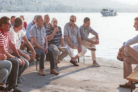 Ο Κυριάκος τα είπε με ψαράδες σε «κινηματογραφικό» σκηνικό