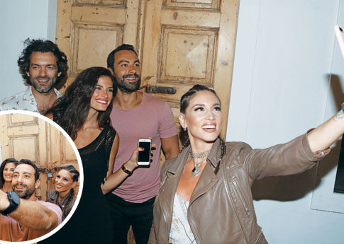 Η... μάχη της selfie στο νησί των ανέμων