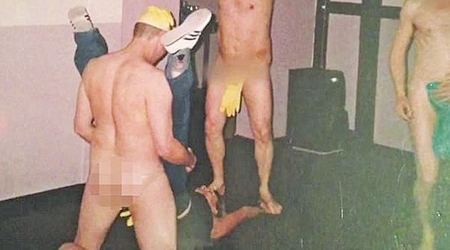 Η ΜΥΗΣΗ • Γυμνοί άντρες της RAF πετούν ο ένας στον άλλον την 21χρονη τότε Ρεμπέκα Κρούκσανκ και παίζουν μαζί της