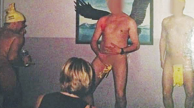 Η ΜΥΗΣΗ • Γυμνοί άντρες της RAF πετούν ο ένας στον άλλον την 21χρονη τότε Ρεμπέκα Κρούκσανκ και παίζουν μαζί της