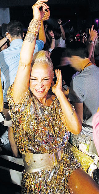 ΠΟΖΑ • Η Νατάσα Καλογρίδη με υπέρλαμπρο outfit