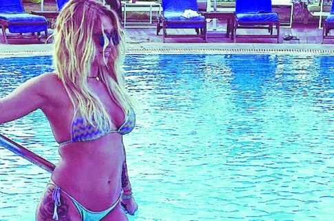 Η single Αγγελική Ηλιάδη δροσίζεται στη Ρόδο