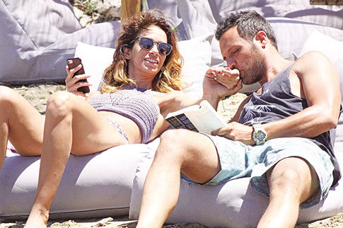 Ριλαξάρει στο beach bar που του είχαν κάψει