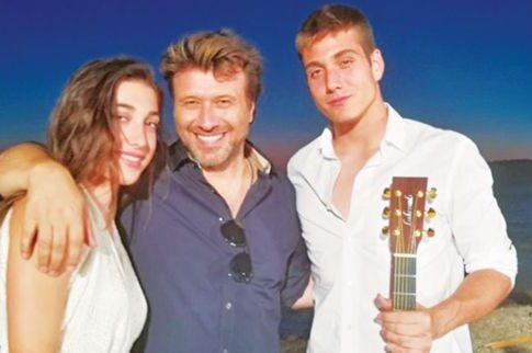 Σε βιντεοκλίπ με τα βλαστάρια του