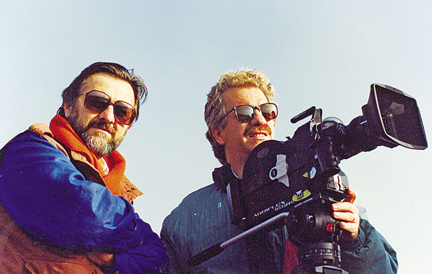 ΣΤΗΝ ΚΑΜΕΡΑ • Με τον αδερφό του Νίκο - Γιώργο Δαουλάρη