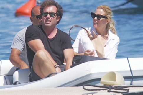 «Ξινή» πόζα πάνω σε φουσκωτό από Καγιά και Κρασσά