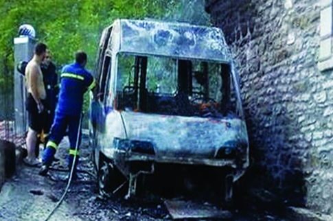 Στις φλόγες το μοναδικό ασθενοφόρο της Μεγαλόπολης