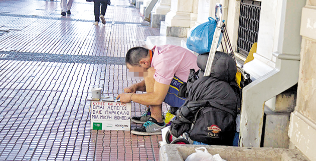 Η δημοσιογράφος σε κατάστημα με εικόνες