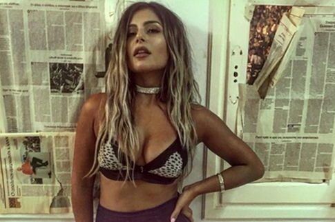 Η Ελευθερία Ελευθερίου εμφανίστηκε σε live με μικροσκοπικό σουτιέν