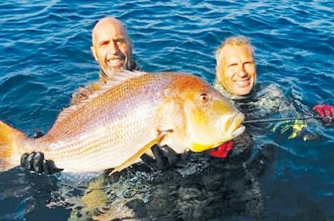 Ψαροντουφεκάς κέρδισε τον τίτλο του παγκόσμιου ρέκορντμαν με συναγρίδα 11 κιλών
