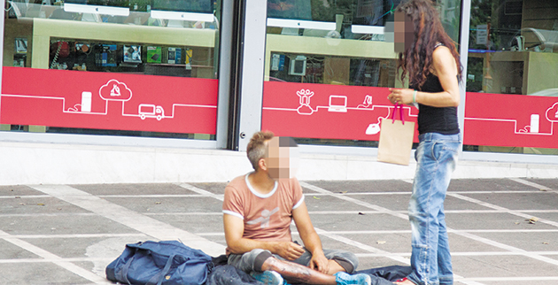 ΥΠΟΜΟΝΗ • Νεαρό ζευγάρι περιμένει να μαζέψει λίγα ευρώ για να εξασφαλίσει φαγητό