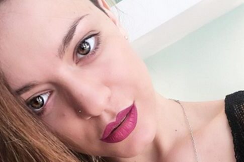 Η sexy Ανανία το έριξε τώρα και στο τραγούδι