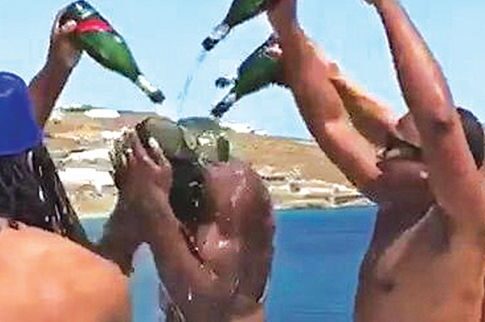 Ντους με  σαμπάνιες ο Μπολτ