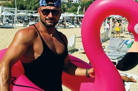 Και ο «μάνατζερ» με ροζ φλαμίνγκο!