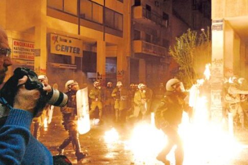 Κυνηγοί της είδησης με όπλα τα «κλικ»
