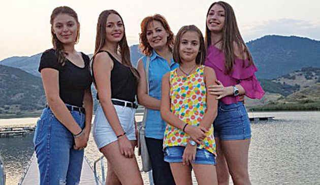 Η Αλεξάνδρα με τα τέσσερα παιδιά της