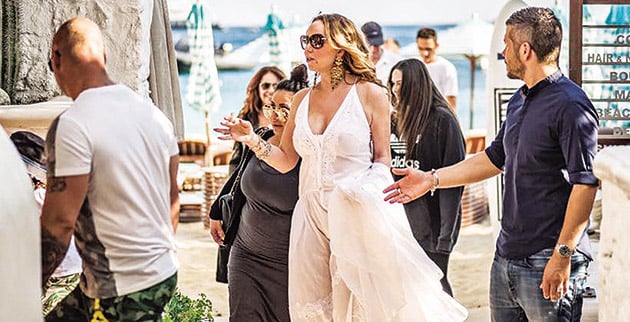 ΑΦΙΞΗ • Της Μαράια Κάρεϊ