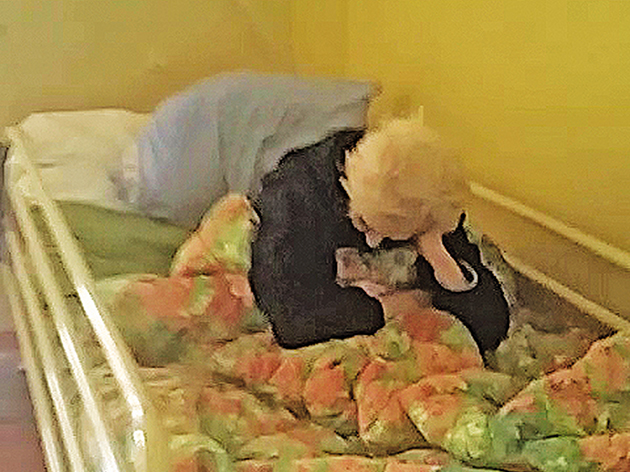 ΕΞΑΘΛΙΩΣΗ • Γριούλα στο κρεβάτι της