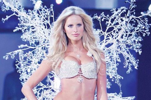«Επίθεση» με πιάτα σε «άγγελο» της Victoria's Secret