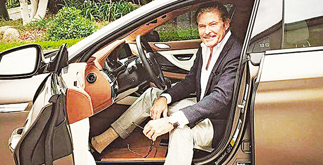 «ΚΛΙΚ» • Ο Ντέιβιντ Χέισελχοφ ποζάρει με το αυτοκίνητο