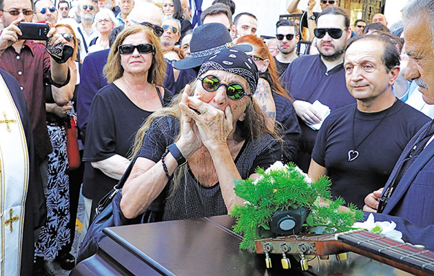 Η Γιώτα Γιάννα παίζει φυσαρμόνικα μπροστά στην κιθάρα της Αρλέτας, δίπλα της ο Σπύρος Μπιμπίλας