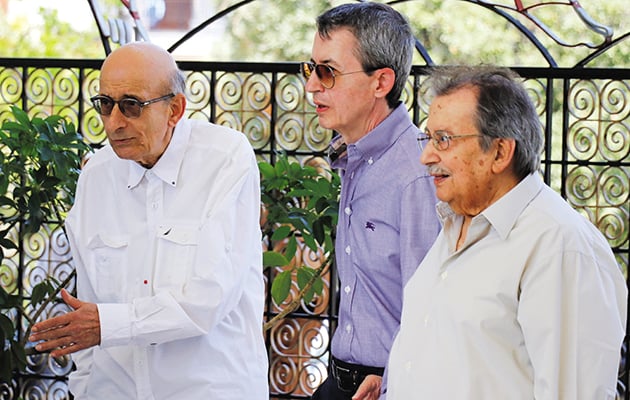 Ο Γιώργος Μακράκης (δεξιά) με τον γιο του και τον Μάνο Ελευθερίου (αριστερά)