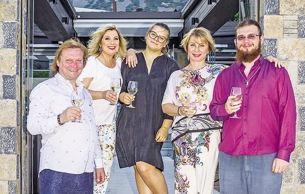 BUSINESS • Με την οικογένεια των Ρώσων επιχειρηματιών που συνεργάζεται στο εστιατόριο Pont στην Κρήτη