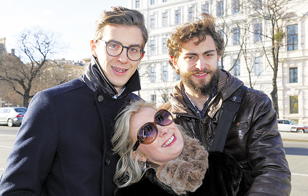 ΕΥΤΥΧΙΣΜΕΝΗ • Με τους γιους της Γιώργο και Στέλιο στη Βιένη