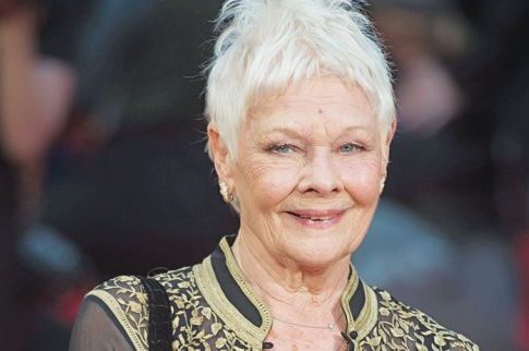 Η 82χρονη star Τζούντι Ντεντς παραμένει ζωηρή στο κρεβάτι
